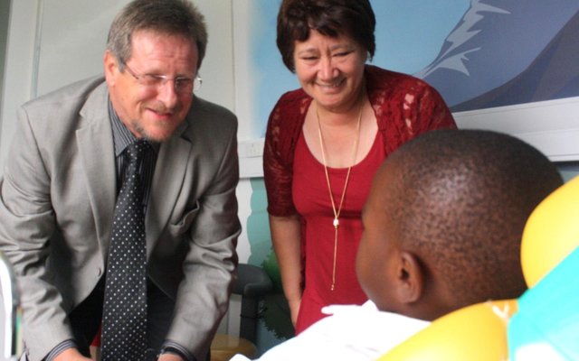 From left to right: Western Cape Minister of Health, Mr Theuns Botha, and Overberg District Director Health, Ms Wilhelmina Kamfer, interact with one of the Grade 1 learners from Umyezo Wama Apile Combined School in the dental unit of the Wellness Mobile.